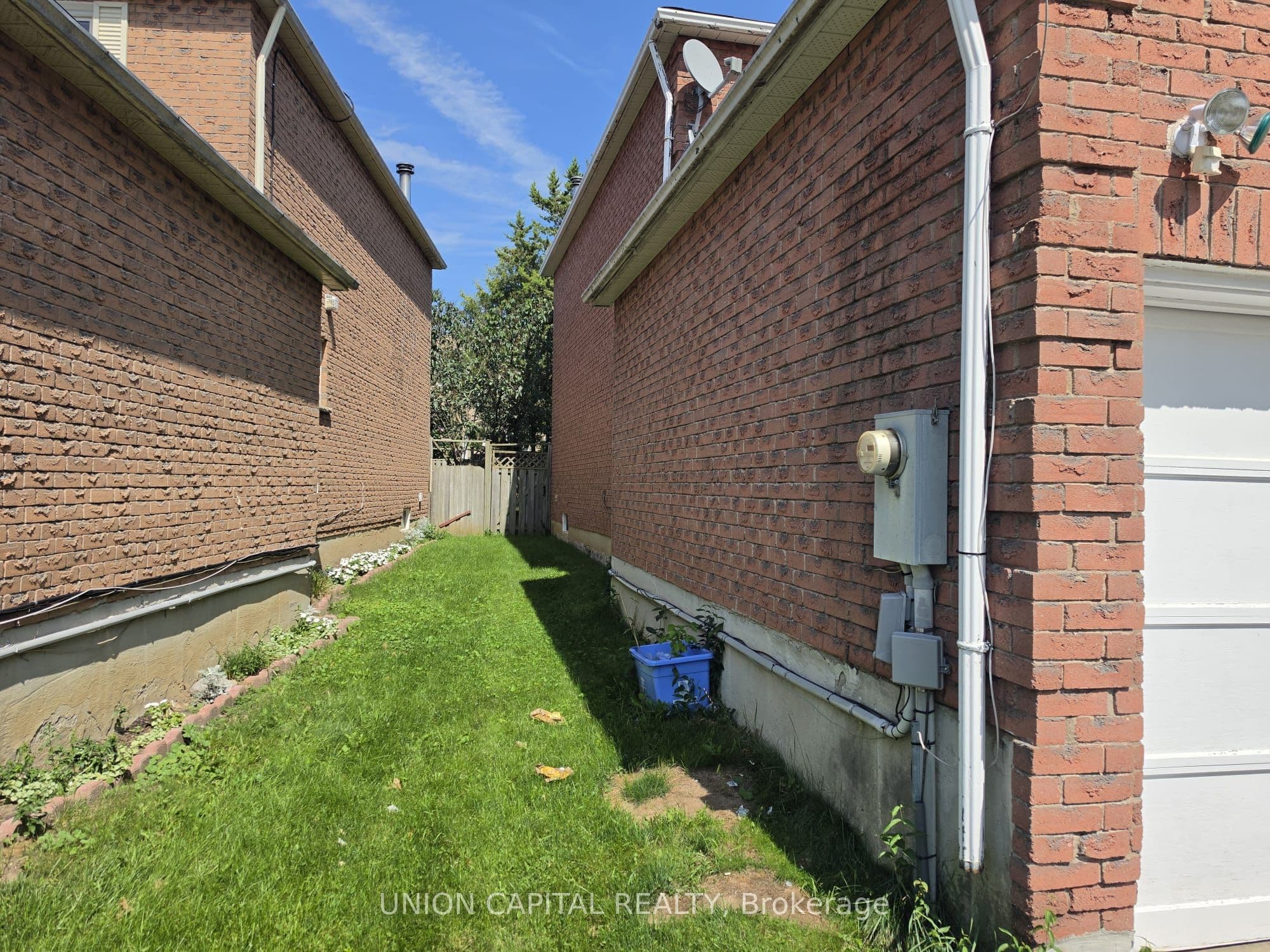 2363 Strathmore Crescent 5