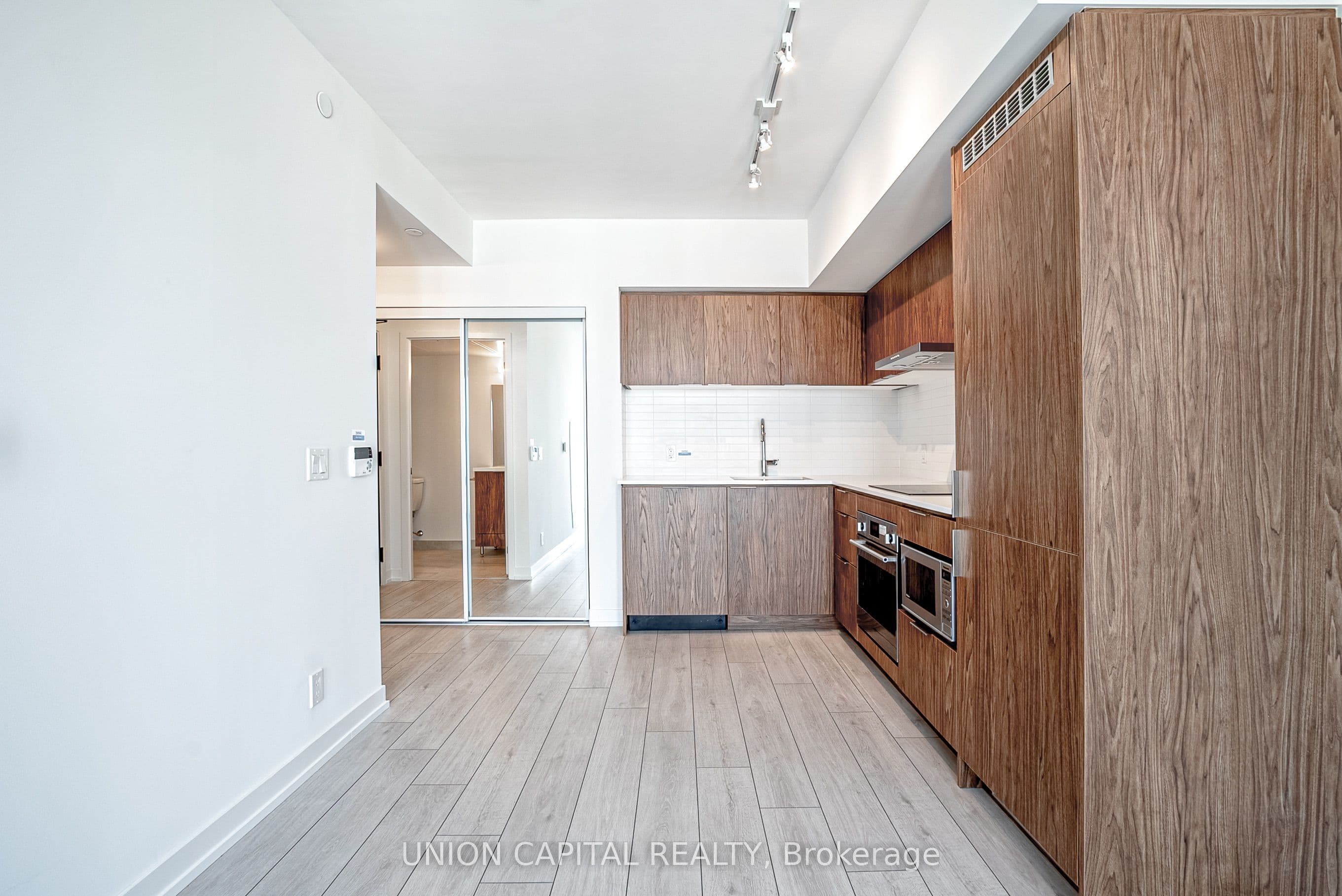 60 Shuter Street #PH209 3